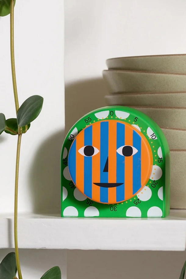 [에어리어웨어] 에브리바디 키친타이머는 주방에서 유용하게 사용할 수 있는 귀여운 캐릭터 디자인의 아날로그 타이머입니다. 최대 55분까지 설정 가능하며, 뒷면에 자석이 부착되어 있어 냉장고 등 금속 표면에 편리하게 부착할 수 있습니다. 그린, 오렌지, 블루 컬러의 스트라이프 패턴 메탈 소재로 제작되어 주방에 산뜻함을 더합니다.
