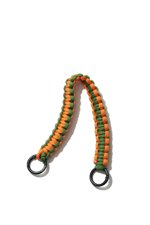 [OMCC] 가방 스트랩 멀티 가방소품고리 끈은 폴리에스테르와 파라코드로 제작된 핸드메이드 여성 가방 스트랩입니다. 믹스 위빙 패턴과 투톤 디자인이 특징이며, 30cm 길이의 탈부착 가능한 원형 링이 달려 있어 스포티하고 캐주얼한 스타일을 연출합니다. 일상 및 아웃도어 활동에서 가방에 포인트를 더할 수 있으며, 바다, 산, 도시 등 다양한 환경에서 활용 가능합니다.
