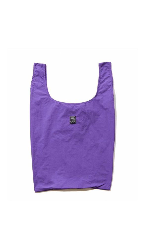 [OMCC] 에코백 미니 사이즈 장바구니 일상 쇼퍼백 M은 여성용 가방으로, 가볍고 실용적인 나일론 소재로 제작되어 넉넉한 수납력을 자랑합니다. 미니 사이즈에 사각 모양으로 디자인되었으며, 햇핑크, 그린 머스터드 핑크, 퍼플 세 가지 색상 중 선택할 수 있습니다. 양면 발수 가공과 접이식 기능, 지퍼백 수납이 가능하여 일상 및 쇼핑 시 편리하게 사용할 수 있는 베이직하고 캐주얼한 스타일의 에코백입니다.
