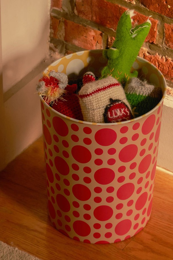 두산 디자이너의 시그니처 플라워 패턴이 돋보이는 [에어리어웨어] 패턴 빈 휴지통입니다. 틴플레이트 소재에 양면 패턴 디자인을 적용하여 실내 어디에나 감각적인 포인트를 더합니다. 미디엄 사이즈로 넉넉한 수납 공간을 제공하며, 장식용뿐만 아니라 실용성까지 갖춘 다용도 휴지통입니다.
