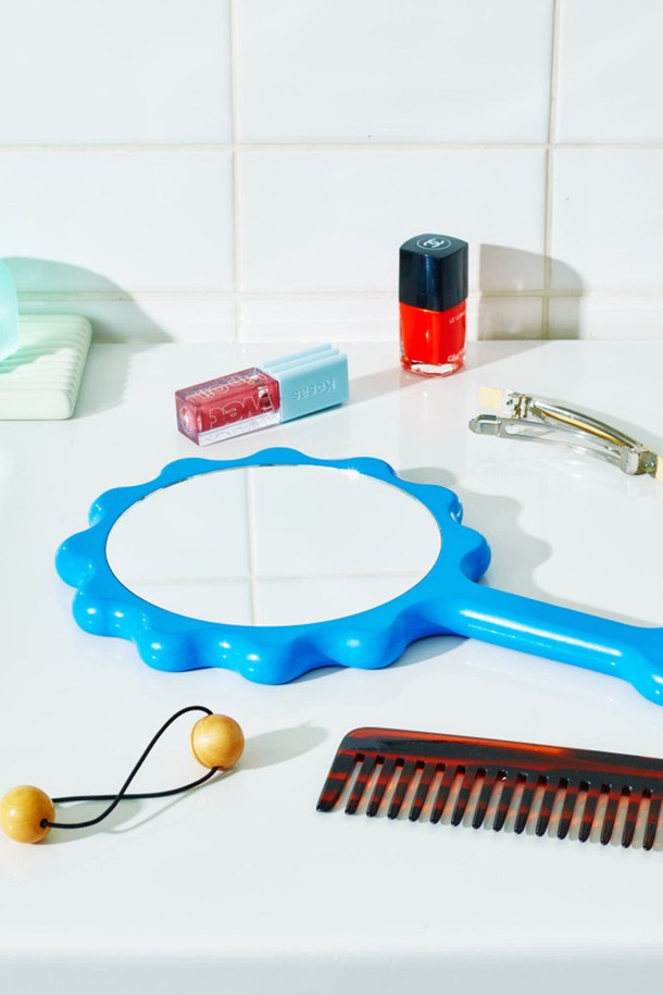 [에어리어웨어] 썬플라워 미러 손거울은 화사한 옐로우와 블루 컬러의 플라워 패턴, 썬플라워 디자인이 돋보이는 뷰티 소품입니다. MDF와 유리를 사용하여 제작되었으며, 벽걸이 기능과 손거울 기능을 동시에 제공하여 인테리어 장식과 화장 모두에 활용할 수 있습니다. 미디엄 사이즈로 제작되었으며, 벽걸이 후크가 포함되어 있어 긍정적인 분위기를 연출합니다.
