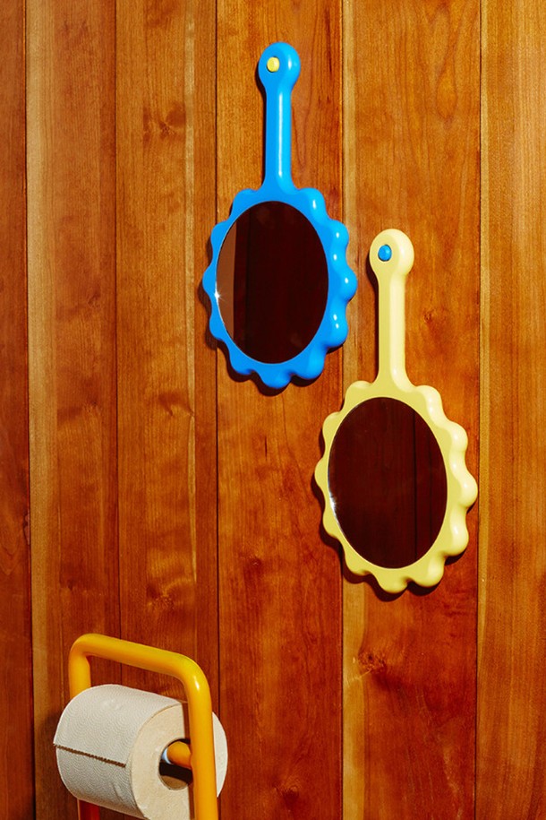 [에어리어웨어] 썬플라워 미러 손거울은 화사한 선플라워 디자인이 돋보이는 손거울입니다. 옐로우와 블루 두 가지 컬러로 출시되었으며, MDF와 유리를 사용하여 제작되었습니다. 벽걸이 훅이 포함되어 있어 벽에 걸어 장식용으로도 활용 가능하며, 긍정적인 에너지를 선사하는 데일리 아이템입니다.
