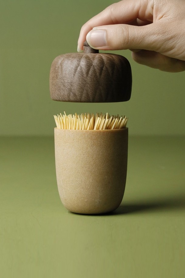 [퀄리디자인] 도토리 이쑤시개 수납함은 자연을 닮은 도토리 모양 디자인으로, 주방에 따뜻한 감성을 더해줍니다. ABS와 목분 소재로 제작되어 튼튼하며, 친환경적이고 위생적인 이쑤시개 보관을 돕습니다. 100% 재활용 가능한 BPA free 제품으로, 인테리어 소품으로도 활용 가능합니다.
