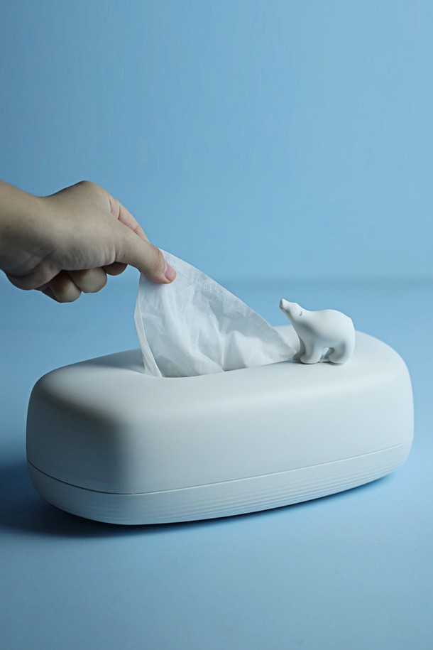 [퀄리디자인] 페블 티슈케이스는 재생 PET 및 재생 PP 소재로 제작되어 친환경적인 조약돌 형태의 티슈 케이스입니다. 부드러운 화이트 컬러와 귀여운 동물 캐릭터 장식이 특징이며, 양면 사용이 가능하여 실용성을 높였습니다. 리필형 디자인으로 티슈를 간편하게 채워 사용할 수 있으며, 캐릭터는 교체할 수 있어 취향에 맞게 연출할 수 있습니다. BPA Free로 안심하고 사용할 수 있으며, 100% 재활용 가능한 소재로 환경 보호에도 기여합니다.
