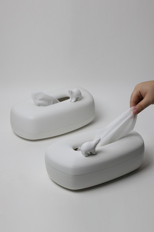 [퀄리디자인] 페블 티슈케이스는 부드러운 페블(조약돌) 형태의 디자인이 돋보이는 티슈 케이스입니다. 재생 PP(폴리프로필렌)와 재생 PET(페트) 소재를 사용하여 환경을 생각했으며, BPA Free로 안심하고 사용할 수 있습니다. 양면 사용이 가능하며, 뚜껑 개폐 방식으로 리필용 티슈를 편리하게 사용할 수 있습니다. 다람쥐, 토끼, 미키마우스 등 다양한 동물 캐릭터를 선택하여 취향에 맞게 꾸며보세요. 미니멀한 스타일로 일상 공간에 산뜻함을 더해줍니다.
