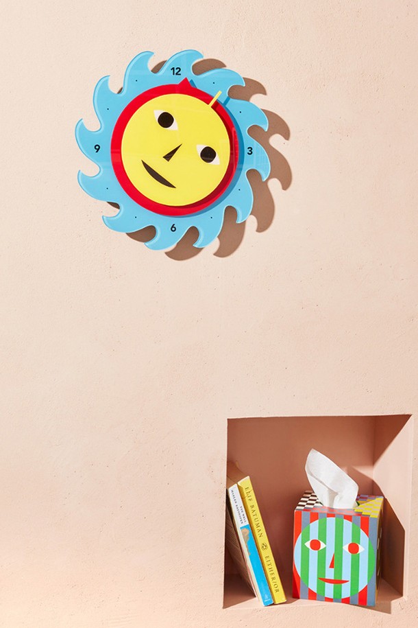 심플한 디자인이 돋보이는 [에어리어웨어] 에브리바디 클락은 베이지, 옐로우, 블루 3가지 색상으로 만나볼 수 있는 벽시계입니다. 아크릴 소재로 제작되었으며, 30 x 3.8cm 사이즈로 미니멀한 공간에 잘 어울립니다. 심플하고 기능적인 디자인으로 일상 속에서 시간을 확인하는 즐거움을 더해줍니다. (건전지는 미포함입니다.)
