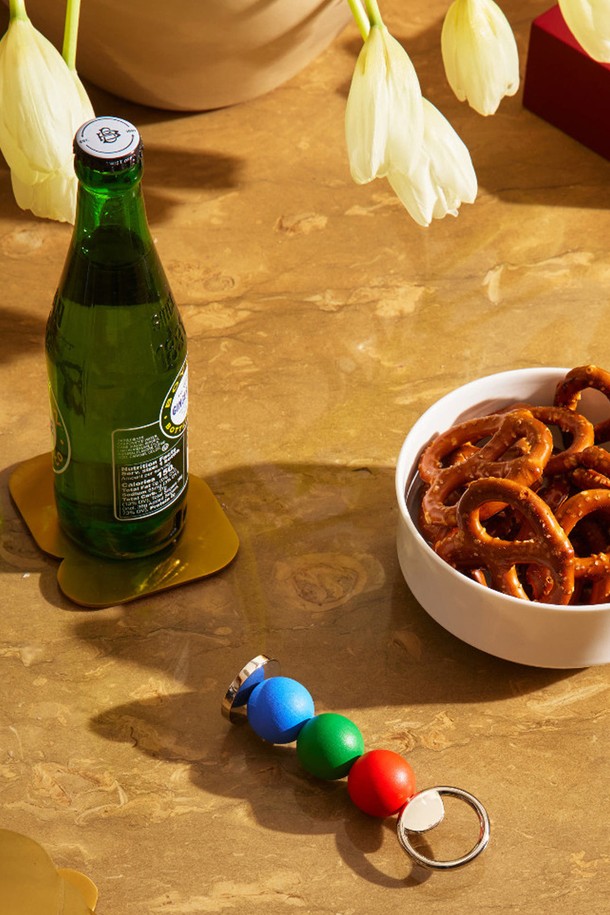 [에어리어웨어] 아바코 보틀 오프너는 주판을 모티브로 한 독특한 디자인의 병따개입니다. 목재와 아연 합금의 조화로운 소재 사용, 블루, 그린, 레드 세 가지 색상 옵션으로 모던하면서도 클래식한 분위기를 연출합니다. 회전 가능한 하단부와 장식용 구슬, 이동 가능한 비즈 디테일은 실용성과 더불어 시각적인 즐거움을 선사합니다.
