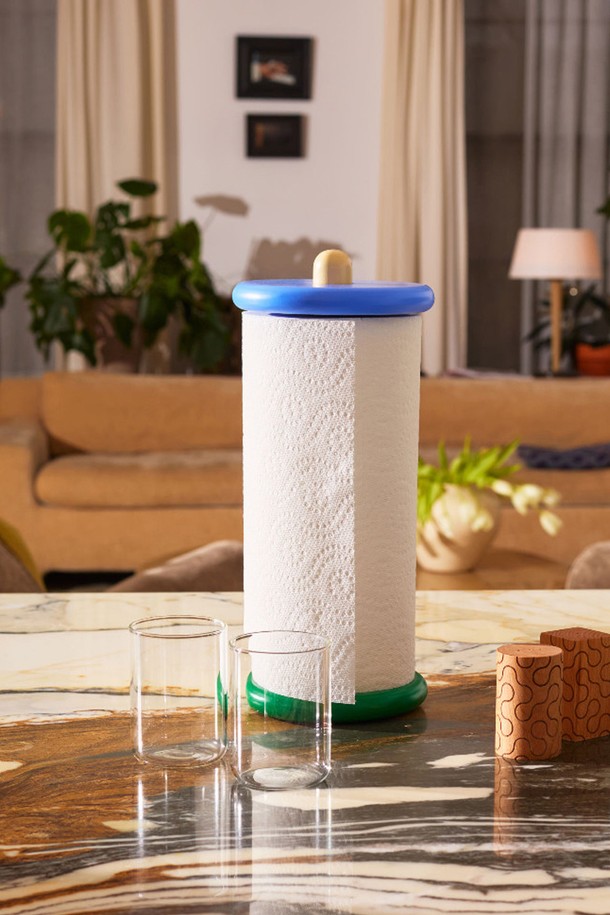 [에어리어웨어] 스풀 키친타올 홀더는 주방과 테이블 어디에나 잘 어울리는 심플하고 모던한 디자인의 주방용품입니다. 비치우드와 사펠레우드 소재를 사용하여 안정적인 사용감을 제공하며, 'Red Wood'와 'Green' 두 가지 색상으로 출시되어 주방 분위기에 포인트를 더합니다. 조립이 용이하고 실용적인 디자인에 미끄럼 방지 바닥과 러버 범퍼 디테일까지 더해져 데코레이션 효과는 물론, 편리함까지 갖춘 제품입니다.
