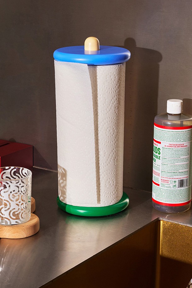 [에어리어웨어] 스풀 키친타월 홀더는 주방과 테이블 공간에 감각적인 멋을 더하는 주방용품입니다. 비치우드와 사펠레우드의 조화로운 색상과 심플하면서도 세련된 디자인은 주방 어느 곳에나 잘 어울립니다. 조립이 간편하고 고무 범퍼를 통해 안정적인 사용이 가능하며, 기능성과 심미성을 모두 고려한 실용적인 디자인이 돋보입니다.
