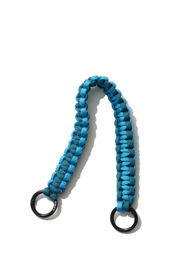 [OMCC] 가방 스트랩 멀티 가방소품고리 끈은 폴리에스테르와 파라코드로 제작된 핸드메이드 여성 가방 스트랩입니다. 믹스 위빙 패턴과 투톤 디자인이 특징이며, 30cm 길이의 탈부착 가능한 원형 링이 달려 있어 스포티하고 캐주얼한 스타일을 연출합니다. 일상 및 아웃도어 활동에서 가방에 포인트를 더할 수 있으며, 바다, 산, 도시 등 다양한 환경에서 활용 가능합니다.
