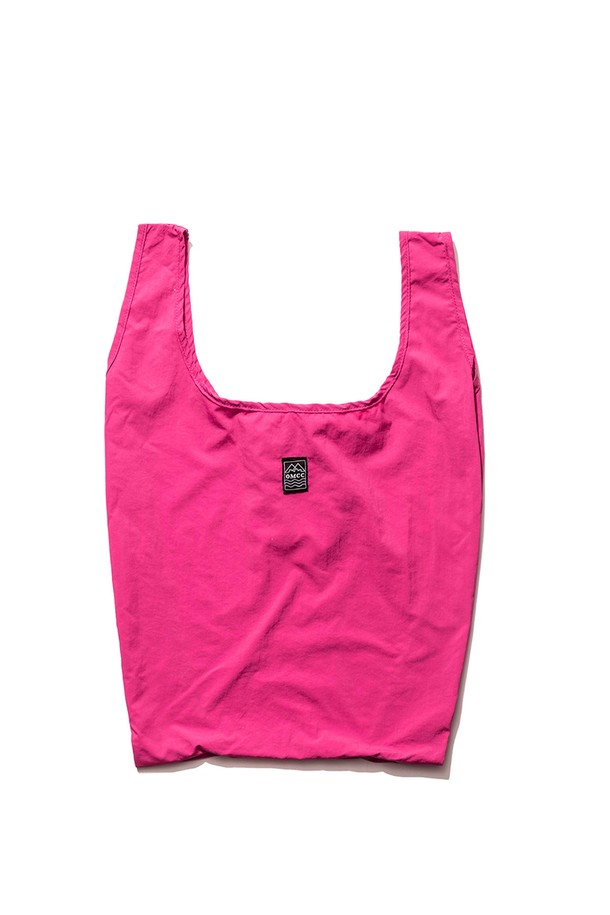 [OMCC] 에코백 미니 사이즈 장바구니 일상 쇼퍼백 M은 여성용 가방으로, 가볍고 실용적인 나일론 소재로 제작되어 넉넉한 수납력을 자랑합니다. 미니 사이즈에 사각 모양으로 디자인되었으며, 햇핑크, 그린 머스터드 핑크, 퍼플 세 가지 색상 중 선택할 수 있습니다. 양면 발수 가공과 접이식 기능, 지퍼백 수납이 가능하여 일상 및 쇼핑 시 편리하게 사용할 수 있는 베이직하고 캐주얼한 스타일의 에코백입니다.
