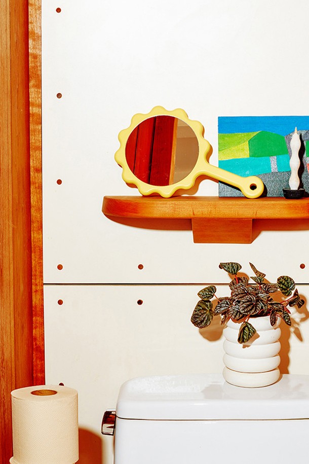 [에어리어웨어] 썬플라워 미러 손거울은 화사한 옐로우와 블루 컬러의 플라워 패턴, 썬플라워 디자인이 돋보이는 뷰티 소품입니다. MDF와 유리를 사용하여 제작되었으며, 벽걸이 기능과 손거울 기능을 동시에 제공하여 인테리어 장식과 화장 모두에 활용할 수 있습니다. 미디엄 사이즈로 제작되었으며, 벽걸이 후크가 포함되어 있어 긍정적인 분위기를 연출합니다.
