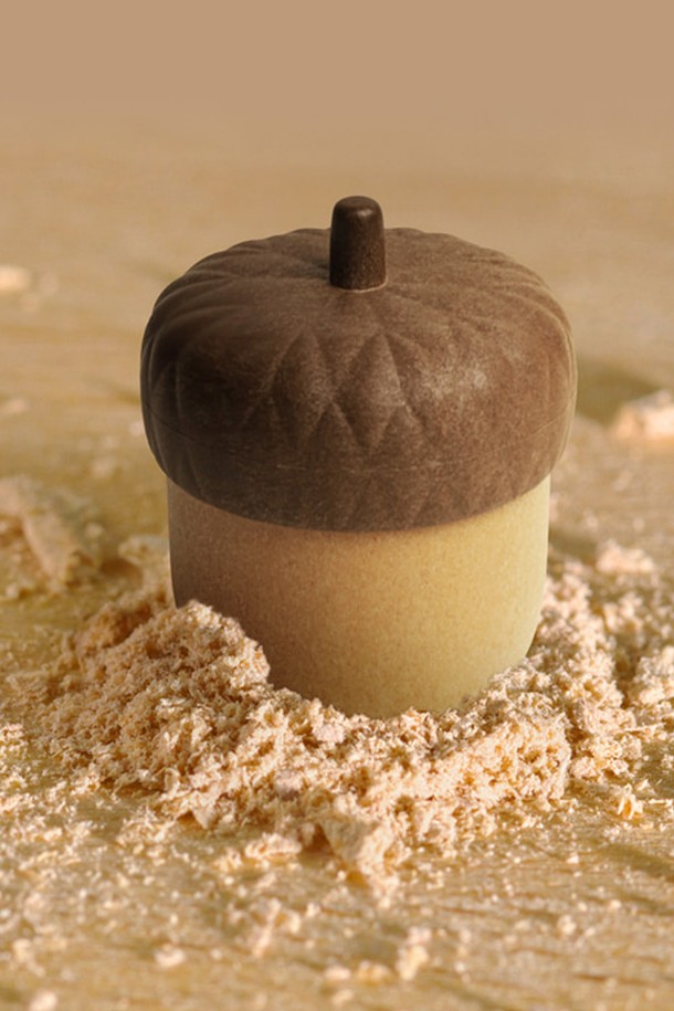 [퀄리디자인] 도토리 면봉케이스는 친환경 ABS와 목재를 사용하여 자연스러운 도토리 모양으로 디자인된 면봉 케이스입니다. 그린과 브라운 두 가지 색상으로 제공되며, BPA free, 천연고무 및 목분 함유로 안전하고 재활용 가능한 소재를 사용했습니다. 콤팩트한 사이즈로 면봉뿐만 아니라 소품 보관, 인테리어 소품으로 활용 가능하며, 자연친화적인 디자인과 무지 패턴으로 어느 공간에나 잘 어울립니다.
