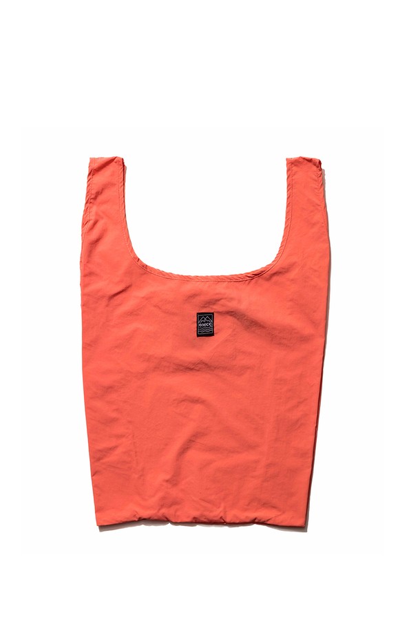 [OMCC] 에코백 미니 사이즈 장바구니 일상 쇼퍼백 M은 여성용 가방으로, 가볍고 실용적인 나일론 소재로 제작되어 넉넉한 수납력을 자랑합니다. 미니 사이즈에 사각 모양으로 디자인되었으며, 햇핑크, 그린 머스터드 핑크, 퍼플 세 가지 색상 중 선택할 수 있습니다. 양면 발수 가공과 접이식 기능, 지퍼백 수납이 가능하여 일상 및 쇼핑 시 편리하게 사용할 수 있는 베이직하고 캐주얼한 스타일의 에코백입니다.
