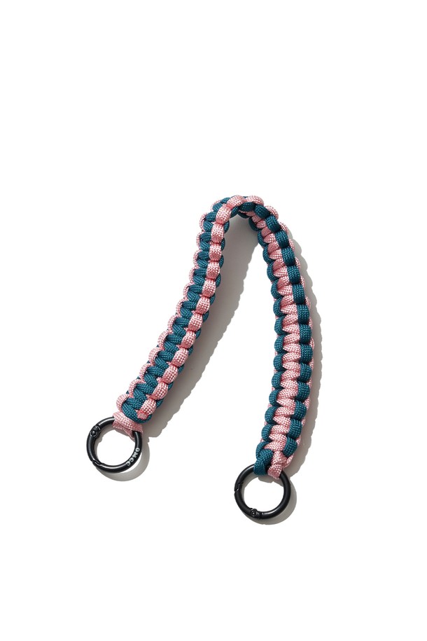 [OMCC] 가방 스트랩 멀티 가방소품고리 끈은 폴리에스테르와 파라코드로 제작된 핸드메이드 여성 가방 스트랩입니다. 믹스 위빙 패턴과 투톤 디자인이 특징이며, 30cm 길이의 탈부착 가능한 원형 링이 달려 있어 스포티하고 캐주얼한 스타일을 연출합니다. 일상 및 아웃도어 활동에서 가방에 포인트를 더할 수 있으며, 바다, 산, 도시 등 다양한 환경에서 활용 가능합니다.
