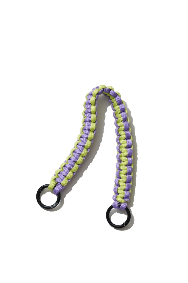 [OMCC] 가방 스트랩 멀티 가방소품고리 끈은 폴리에스테르와 파라코드로 제작된 핸드메이드 여성 가방 스트랩입니다. 믹스 위빙 패턴과 투톤 디자인이 특징이며, 30cm 길이의 탈부착 가능한 원형 링이 달려 있어 스포티하고 캐주얼한 스타일을 연출합니다. 일상 및 아웃도어 활동에서 가방에 포인트를 더할 수 있으며, 바다, 산, 도시 등 다양한 환경에서 활용 가능합니다.
