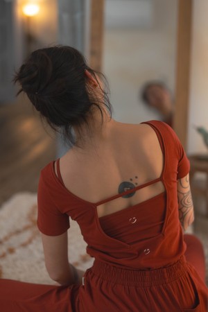 스퀘어 백오픈 티셔츠_WINE-a