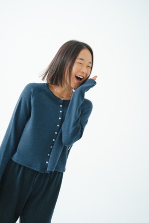 래글런 웜크롭 가디건_NAVY-a