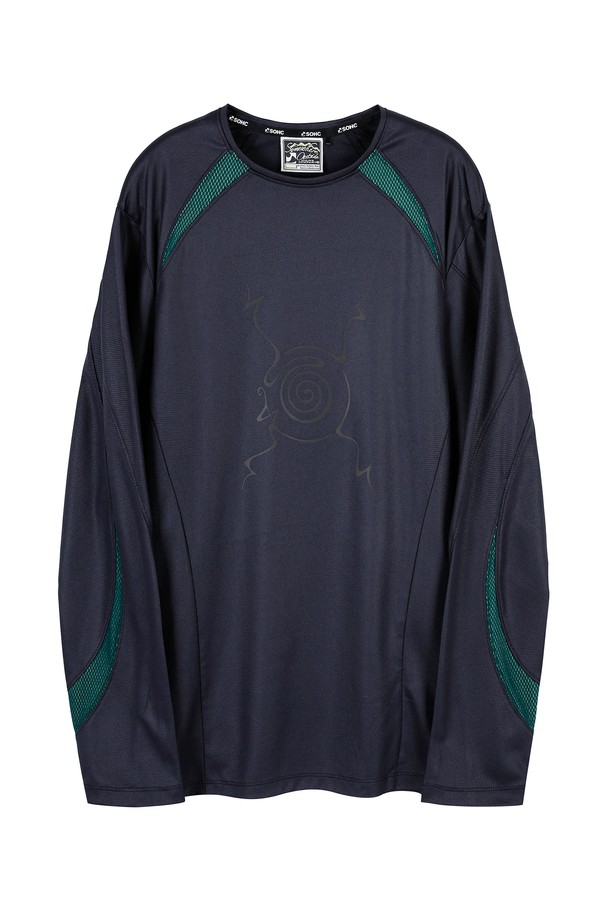 네이비 색상의 Mesh Paneled 롱슬리브는 봄, 여름 시즌 하이킹 및 아웃도어 활동에 적합합니다. 통기성과 냉각 기능을 갖춘 메쉬 패널 디자인으로 쾌적한 착용감을 제공하며, 전면 반사 프린트 그래픽, 등판 상단 SOHC 레터링, 사이드 심 시즌 컨셉 라벨 디테일이 특징입니다. 모던한 스타일의 긴소매 상의로 활동적인 아웃도어 활동에 스타일리시함을 더해줍니다.

