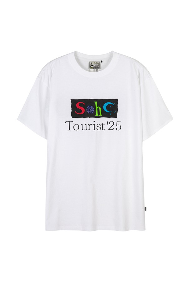 Earth Tourist 25 T-Shirt_WHITE는 캐주얼과 스포티한 스타일을 모두 아우르는 공용 상의입니다. 2025 S/S 컬렉션으로, 등판 그래픽 프린트와 사이드 심 시즌 컨셉 라벨이 특징입니다. 라운드넥, 반소매, 오버핏으로 제작되어 봄, 여름 일상 및 하이킹 활동에 적합합니다.
