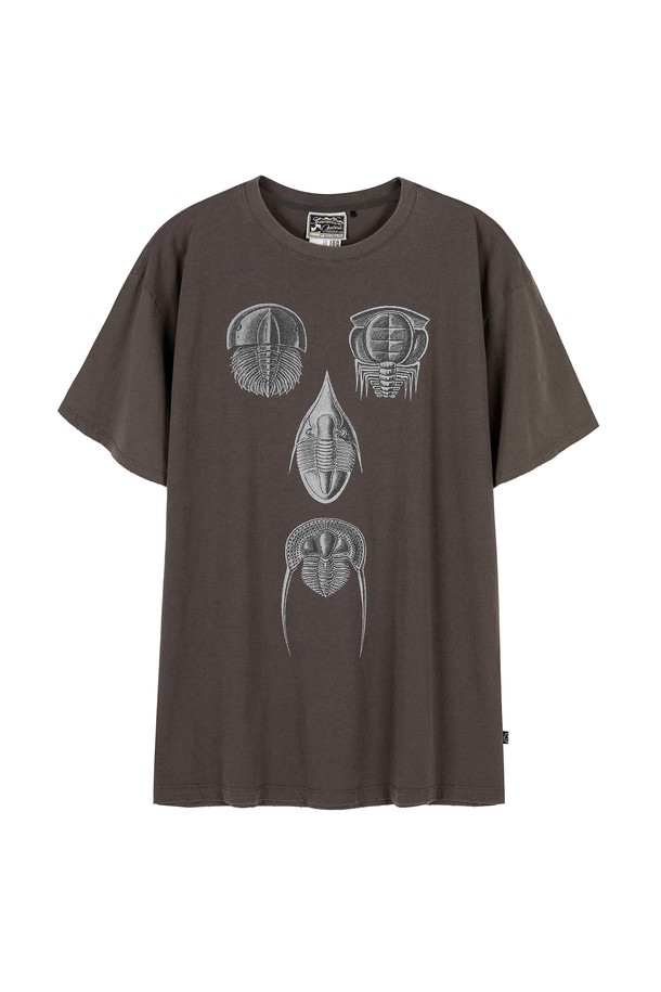 S.O.H.C Trilobite T-Shirt_CHARCOAL은 빈티지하고 모던한 스타일의 오버핏 티셔츠입니다. 차콜 컬러의 라운드넥 반소매 디자인으로, 봄, 여름철 일상에서 편안하게 착용하기 좋습니다. 삼엽충 프린트와 워싱 및 데미지 가공, 사이드 심 라벨 부착이 특징입니다.
