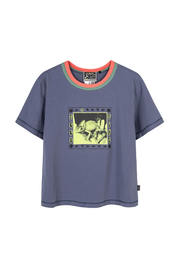 "Strawberry Chameleon Small Tee_D/BLUE"는 2025 S/S 컬렉션으로, 아웃도어 활동과 하이킹에 적합한 모던 스타일의 반소매 티셔츠입니다. 시원한 블루 컬러에 카멜레온 아트워크 프린트가 돋보이며, 이중 레이어 넥라인으로 디자인의 포인트를 더했습니다. 등판에는 딸기꼬치 모양의 SOHC 레터링이 유니크하게 새겨져 있습니다.
