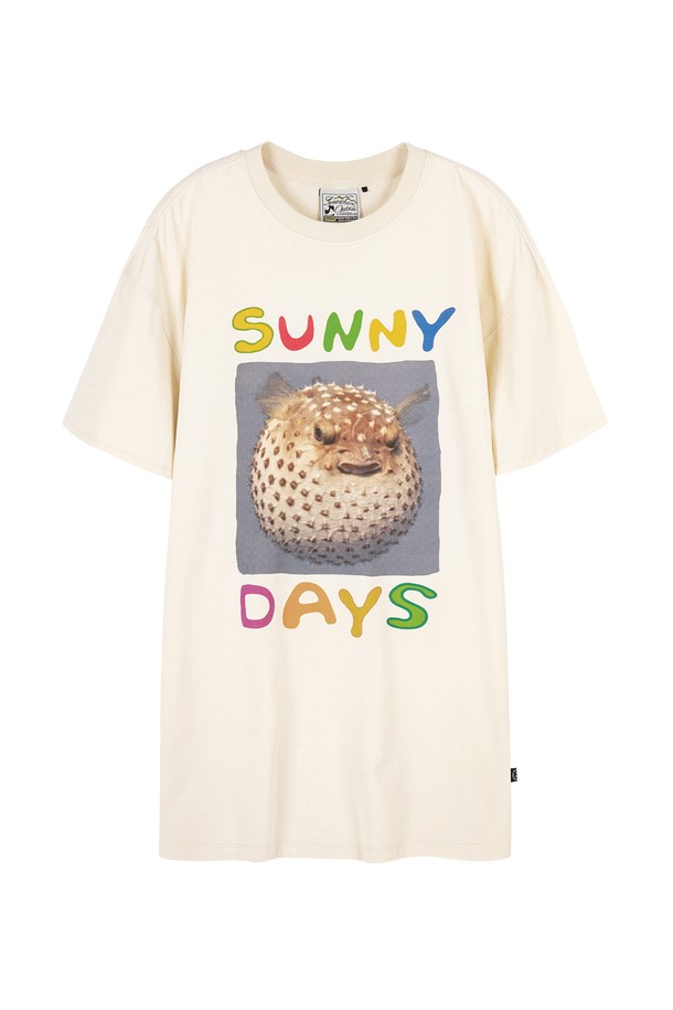 아이보리 컬러의 Sunny Days 롱 티셔츠입니다. 2025 S/S 컬렉션으로, 귀여운 복어 그래픽 프린트가 돋보이는 캐주얼 스타일의 티셔츠입니다. 롱 기장과 라운드넥 디자인으로 일상복은 물론 편안한 홈웨어로도 활용 가능하며, 사이드 심 라벨이 부착되어 있습니다.
