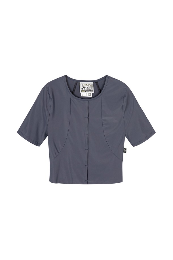 차콜 색상의 여성용 크롭 요가 티셔츠입니다. 신축성이 뛰어난 스트레치 소재로 제작되었으며, 라운드넥, 반소매 디자인으로 편안한 착용감을 선사합니다. 뒤쪽의 삼각형 오픈백 디자인과 바텍 디테일, 리플렉티브 그래픽 로고가 스포티한 스타일을 더하며, 봄, 여름 요가 및 피트니스 활동에 적합합니다.
