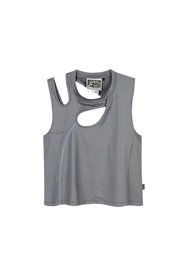 차콜 색상의 Curved Cutout Tank Top은 스트레치 소재로 제작되어 신축성 있는 착용감을 제공하며, 봄, 여름철 아웃도어 및 하이킹 활동에 적합합니다.  레귤러핏 라운드넥 디자인에 민소매 기장과 크롭 기장으로 스포티한 스타일을 연출하며, 전면과 후면에 컷아웃 디테일이 특징입니다. 등판에는 리플렉티브 그래픽 로고, 컬러 배색 스티치로 포인트를 주어 세련된 디자인을 완성했습니다.
