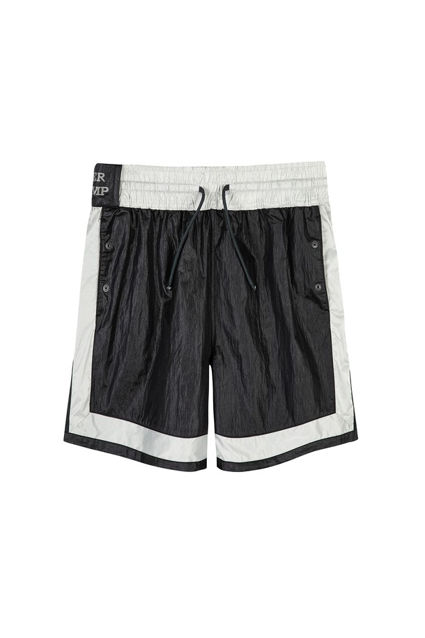 S.O.H.C Paneled Bermuda Shorts_BLACK은 남성용 버뮤다 팬츠로, 봄, 여름 시즌 하이킹 및 아웃도어 활동에 적합합니다. 블랙과 화이트 컬러, 레귤러 핏의 나일론 소재 반바지로, YKK 나일론 지퍼, 버튼 포켓, 메시 포켓을 갖추고 있습니다. 복싱 쇼츠 컨셉에 BOXER Shrimp 레터링과 일러스트 그래픽이 더해져 스포티하고 모던한 스타일을 연출합니다.

