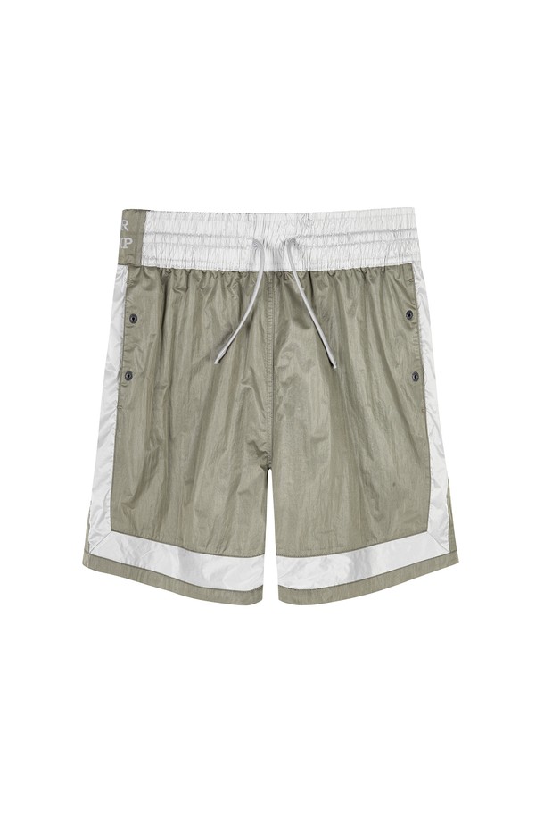 S.O.H.C 패널 버뮤다 쇼츠_GREEN은 남성용 반바지로, 봄과 여름에 착용하기 좋은 제품입니다. 나일론 소재의 레귤러핏 반바지로, 스포티하면서도 모던한 스타일을 연출합니다. 그린 컬러에 패널 무늬가 돋보이며, YKK 나일론 지퍼, 버튼 포켓, 메시 포켓, BOXER Shrimp 레터링, 일러스트 그래픽 등의 특징을 갖추고 있습니다. 메시 안감과 밴딩 처리로 편안한 착용감을 제공합니다.
