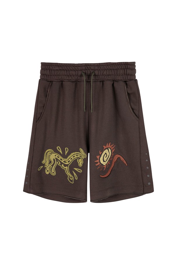 "Cave Drawing Lounge Shorts_BROWN"은 편안한 루즈핏으로 제작된 브라운 컬러의 라운지 쇼츠입니다. 봄, 여름 계절에 적합하며, 일상 및 하이킹 등 다양한 용도로 활용할 수 있습니다. 그래픽 자수 디테일, 리플렉티브 프린트, 오버록 스티치 마감 및 재귀반사 기능으로 모던한 스타일을 연출하며 활동성을 더했습니다.
