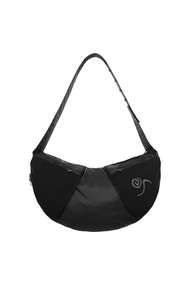 S.O.H.C. 슬링백_BLACK은 모던한 스타일의 남성용 슬링백입니다. 나일론 소재, 블랙 색상, 반원형 디자인에 버클 장식으로 포인트를 주었으며, YKK 나일론 지퍼, 자카드 원단 패널, WOOJIN PLASTIC을 사용하여 내구성을 높였습니다. 사이즈 조절과 서브 포켓을 통해 넉넉한 수납이 가능하며, 하이킹이나 일상생활에서 활용하기 좋습니다.
