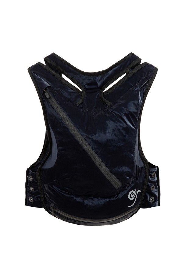 네이비 컬러의 9 Button Trail Running Vest Pack은 나일론 소재의 미디엄 사이즈 러닝 베스트 팩입니다. 무지 디자인에 버튼과 지퍼 디테일이 돋보이며, 사이즈 조절 및 수납 기능을 제공합니다. 등판 수납 포켓과 YKK 지퍼, 반사 그래픽을 적용하여 러닝 및 일상에서 편리하게 사용할 수 있으며, Free 사이즈로 제작되었습니다.
