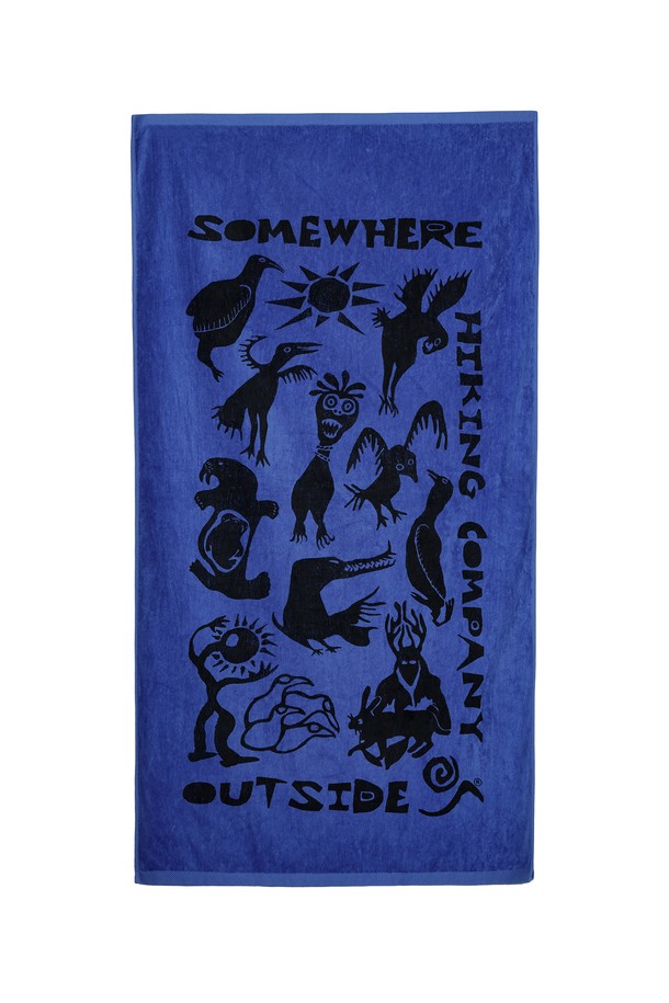 S.O.H.C. 비치 타월_BLUE는 '2025 S/S 시즌' 룩북의 메인 컨셉을 담아 발리 지역의 예술 작품에서 영감을 받은 그래픽 프린트 디자인이 돋보입니다. 모던하고 아티스틱한 스타일로, 해변에서의 사용뿐 아니라 인테리어 소품으로도 활용 가능하며, 계절에 상관없이 다양한 분위기를 연출할 수 있습니다. FREE 사이즈로 제작되어 넉넉한 활용성을 자랑합니다.
