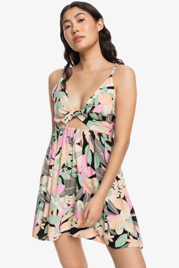 여성 플라워 패턴 숏 슬리브리스 원피스 (RE11DR185KVJ)는 여름철 여성의 스타일을 완성해 줄 캐주얼 원피스입니다. 부드러운 레이온 소재로 제작되어 편안한 착용감을 선사하며, 얇은 두께감으로 시원하게 입을 수 있습니다. 플라워 패턴과 멀티컬러 조합이 화사하고 로맨틱한 무드를 연출하며, V넥 디자인과 가슴 부위 트위스트 디테일이 여성스러움을 더합니다. 어깨끈 길이 조절이 가능하며, 뒷면 스모킹 디테일로 편안하게 핏을 조절할 수 있습니다. 휴가룩, 여행룩, 리조트룩 등 다양한 TPO에 활용하여 개성 있는 스타일을 완성해 보세요.
