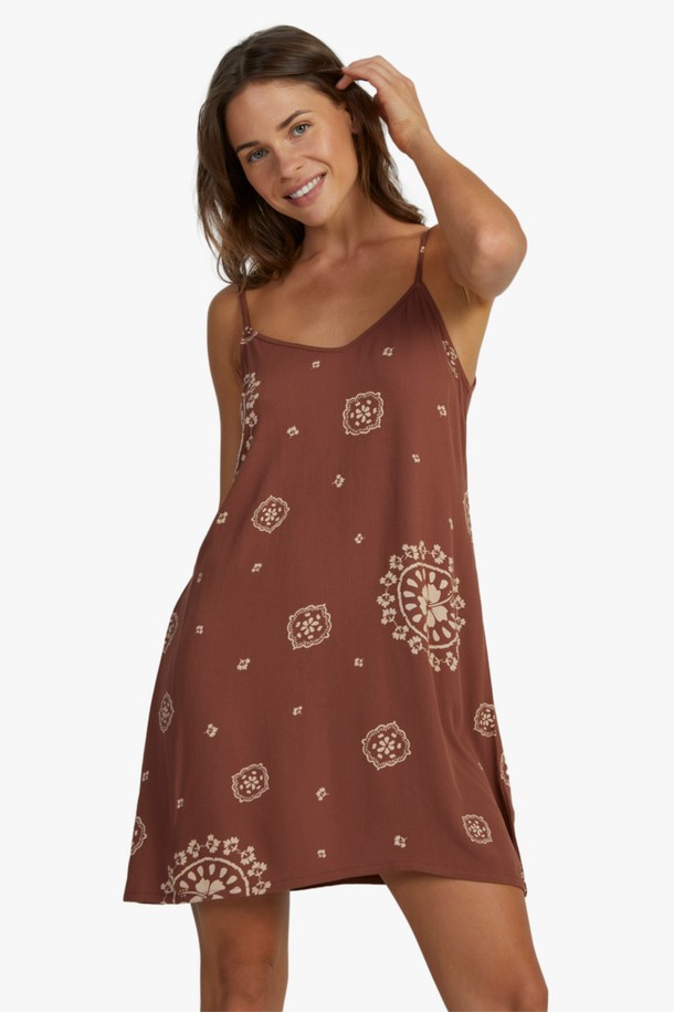 여성 숏 반다나 패턴 슬리브리스 원피스 (RE11DR128CQR)는 여름철 휴가룩, 리조트룩, 바캉스룩을 위한 캐주얼, 리조트, 에스닉 스타일의 원피스입니다. 가볍고 시원한 소재에 어깨끈 길이 조절이 가능한 민소매/스트랩 디자인으로, 스퀘어넥 라인과 짧은 기장감이 특징입니다. 반다나 패턴이 돋보이며, 얇은 두께감으로 한여름에도 시원하게 착용할 수 있습니다. 일상복 또는 수영복 커버업으로 활용 가능하며, 가벼운 착용감으로 편안함을 선사합니다.
