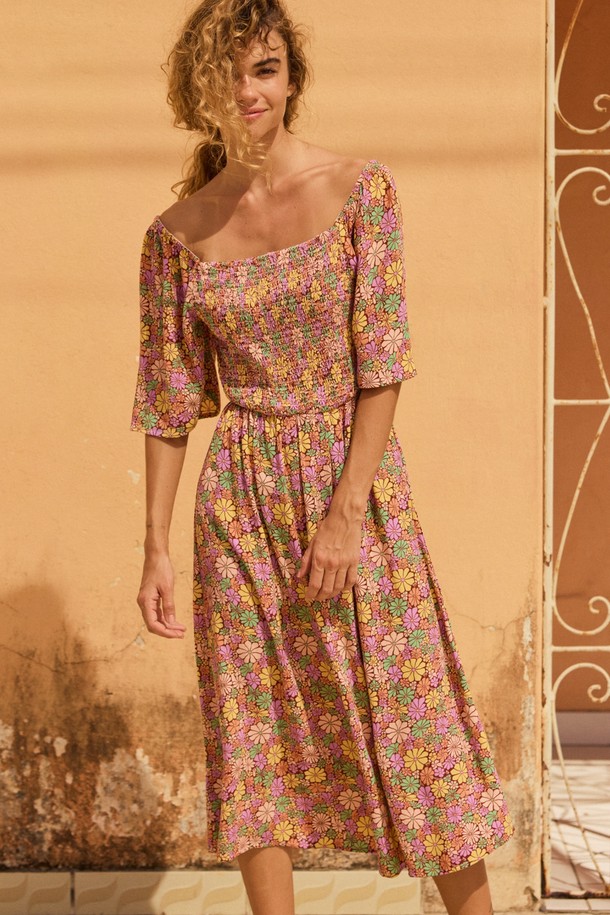 여성 미디 플라워 패턴 원피스 (RE11DR009CQR)는 여름 시즌, 캐주얼 스타일로 즐기기 좋은 미디 원피스입니다. 부드러운 레이온 소재로 제작되어 편안한 착용감을 선사하며, 플라워 패턴과 A라인 치마핏이 여성스러운 분위기를 더합니다. 스퀘어넥과 반소매 디자인, 상단 스모킹 디테일이 특징이며, 루즈핏으로 편안하게 착용할 수 있습니다. 데이트룩, 혹은 여행룩으로 로맨틱하고 캐주얼한 스타일을 연출해보세요.
