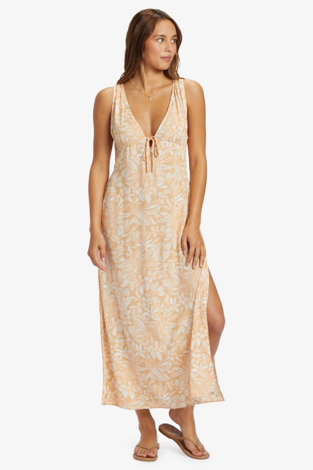 여성스러운 분위기를 자아내는 프린팅 브이넥 미디 슬립 원피스입니다. 시원한 레이온 소재로 제작되어 여름철에도 쾌적하게 착용할 수 있으며, 얇은 두께감으로 가볍고 편안한 착용감을 선사합니다. 민소매 디자인과 미디 기장으로 시원하면서도 활동적인 느낌을 줍니다. 일상복은 물론, 휴가룩, 리조트룩, 여름 바캉스룩 등 다양한 TPO에 활용 가능한 실용적인 아이템입니다. 캐주얼, 리조트, 미니멀 스타일을 즐기는 여성분들께 추천합니다.
