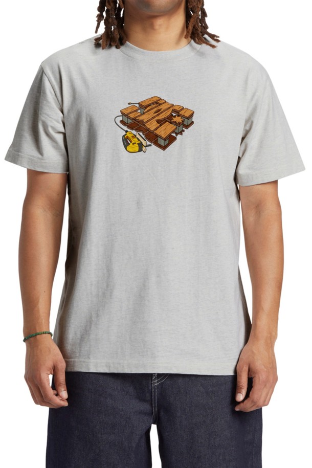 남성 그레이 HANDMADE (핸드메이드) 반팔 티셔츠는 200g 코튼 저지 소재로 제작되어 부드러운 촉감을 선사합니다. 전면에 그래픽 프린팅이 돋보이며, 스크린 프린팅 라벨로 마감하여 디자인의 완성도를 높였습니다. 스탠다드핏의 라운드넥 반팔 티셔츠로, 캐주얼, 미니멀, 스트리트 스타일을 즐기는 남성분들께 추천합니다. 일상, 동네 마실룩, 카페룩 등 다양한 TPO에 활용하기 좋습니다. 여름 시즌, 편안하면서도 스타일리시한 연출을 도와줄 아이템입니다.
