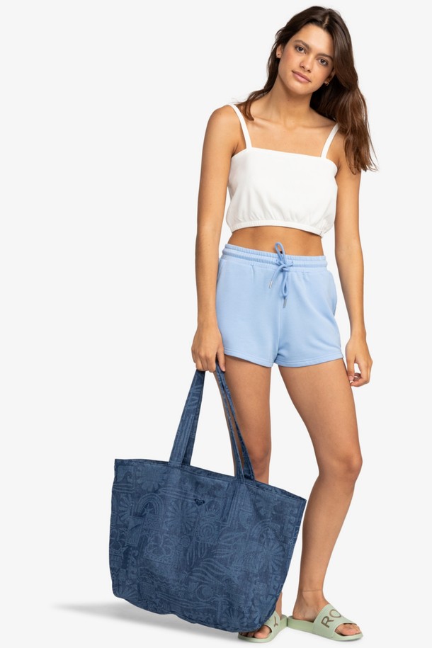 ROXY(록시) 여성 시즈널 패턴 데님 라지 토트백 (RE13OB171BKD)은 캐주얼하고 미니멀한 스타일을 추구하는 여성들을 위한 데님 소재의 라지 토트백입니다. 가볍고 실용적인 디자인으로, 넉넉한 수납 공간을 자랑하며 일상생활에서 편리하게 사용할 수 있습니다. 블루 컬러 데님 바탕에 로고 패턴과 자수 디테일이 더해져 시원하고 세련된 느낌을 줍니다. 넉넉한 사각형 모양에 오픈형 잠금 방식으로, 소지품을 쉽게 넣고 꺼낼 수 있습니다. ROXY(록시)만의 감각적인 디자인이 돋보이는 데일리 토트백입니다.
