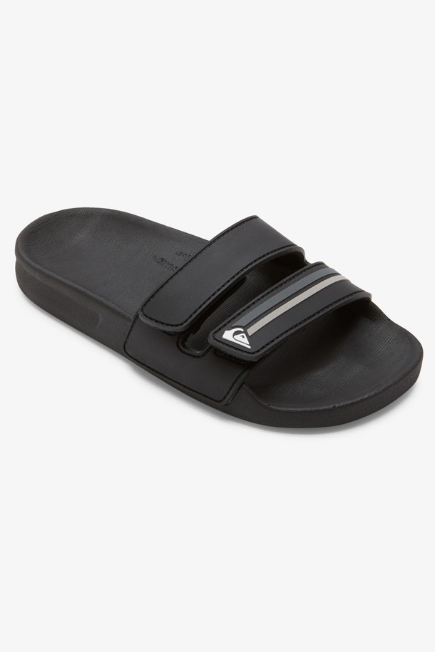 주니어 블랙 벨크로 슬리퍼 (KE22YS031KVJ)는 여름철 일상에서 편안하게 착용하기 좋은 슬리퍼입니다. 심플한 무지 디자인에 블랙 컬러로 어떤 옷에도 잘 어울리는 캐주얼, 미니멀, 리조트 스타일 연출이 용이합니다. 더블 벨크로 스트랩으로 발에 맞게 사이즈 조절이 가능하며, 발볼이 넓어 편안한 착용감을 제공합니다. 가볍게 동네 마실룩, 휴가룩, 집콕룩을 완성해보세요. 플랫 굽으로 활동성을 높였습니다.
