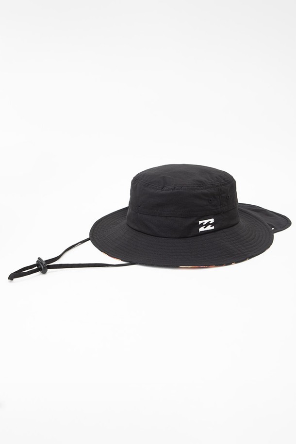 빌라봉 남성 블랙 조절 스트랩 서프 버킷 햇 (AE13HT262BLK)은 여름철 서핑과 일상에서 스타일리시하게 착용할 수 있는 모자입니다. 블랙 컬러에 챙 안쪽 프린트가 포인트이며, 턱 스트랩과 조절 가능한 스트랩이 있어 편안한 착용감을 제공합니다. 자외선 차단 기능으로 햇빛으로부터 피부를 보호하며, 7cm의 챙 너비와 8cm의 모자 깊이로 햇볕을 효과적으로 가려줍니다. 캐주얼, 리조트, 스트리트 스타일의 휴가룩, 리조트룩, 여름 바캉스룩에 잘 어울리는 아이템입니다.
