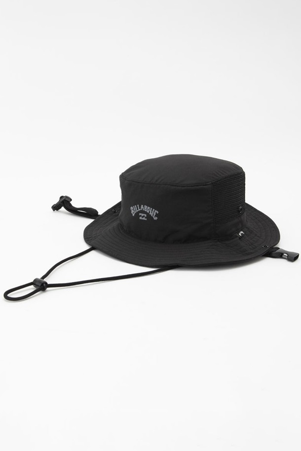 빌라봉 남성 블랙 조절 스트랩 서프 버킷 햇 (AE13HT261BLK)은 여름철 자외선으로부터 시원하게 보호해 줄 버킷 햇입니다. 서핑, 일상, 휴가 또는 리조트룩에 잘 어울리는 캐주얼하고 스포티한 스타일을 연출합니다. 전면에 빌라봉 아치 로고 프린팅이 돋보이며, 챙 넓이 6cm로 햇빛을 효과적으로 가려줍니다. 머리둘레 59.5cm에 8.5cm 깊이로 편안한 착용감을 선사하며, 조절 스트랩과 턱 스트랩으로 사이즈 조절이 용이합니다. 블랙 컬러의 버킷 햇으로, 여름 바캉스룩에 포인트를 더해보세요.
