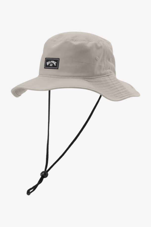 빌라봉 남성 라이트그레이 서프 사파리 햇 (AE13HT013CHI)은 아웃도어 활동과 일상생활에서 모두 활용하기 좋은 남성용 사파리 햇입니다. 넓은 챙으로 자외선 차단 기능을 제공하며, 턱끈이 있어 활동적인 착용에도 편리합니다. 봄, 여름 시즌에 어울리는 라이트그레이 컬러로, 여행룩, 휴가룩, 등산룩 등 다양한 TPO에 매치하기 좋습니다. 캐주얼, 고프코어, 스포티 스타일을 즐기는 남성에게 추천하며, 목 보호 썬쉴드가 포함되어 더욱 실용적입니다. XS부터 XL까지 다양한 사이즈로 만나보세요.
