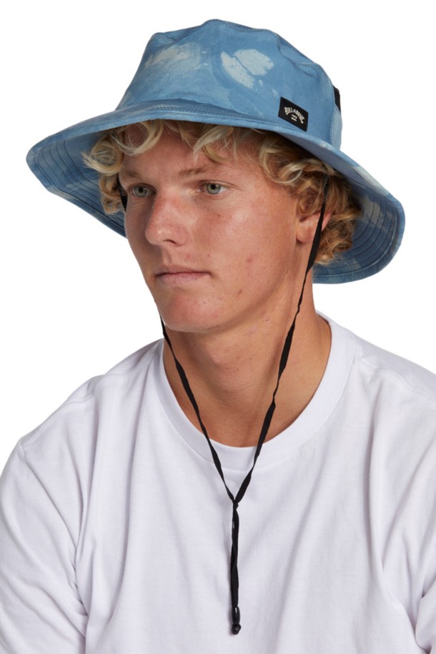 남성 스카이 블루 컬러의 빌라봉(Billabong) "남성 스카이 ADIV 서프 사파리 햇"입니다. 서핑, 아웃도어 활동, 일상에서도 활용 가능한 서프 사파리 햇으로, 여름과 봄철에 적합합니다. 넓은 챙과 턱 스트랩, 썬 쉴드 디자인으로 햇빛을 효과적으로 차단하며, 턱끈으로 안정적인 착용감을 제공합니다. 자외선 차단 기능과 사이즈 조절 기능이 있어 편리하며, Adventure Division 라인으로 목 보호 기능까지 갖춘 실용적인 모자입니다. 캐주얼, 리조트, 고프코어 스타일의 휴가룩, 리조트룩, 여름 바캉스룩에 매치하여 개성 있는 스타일을 연출할 수 있습니다.
