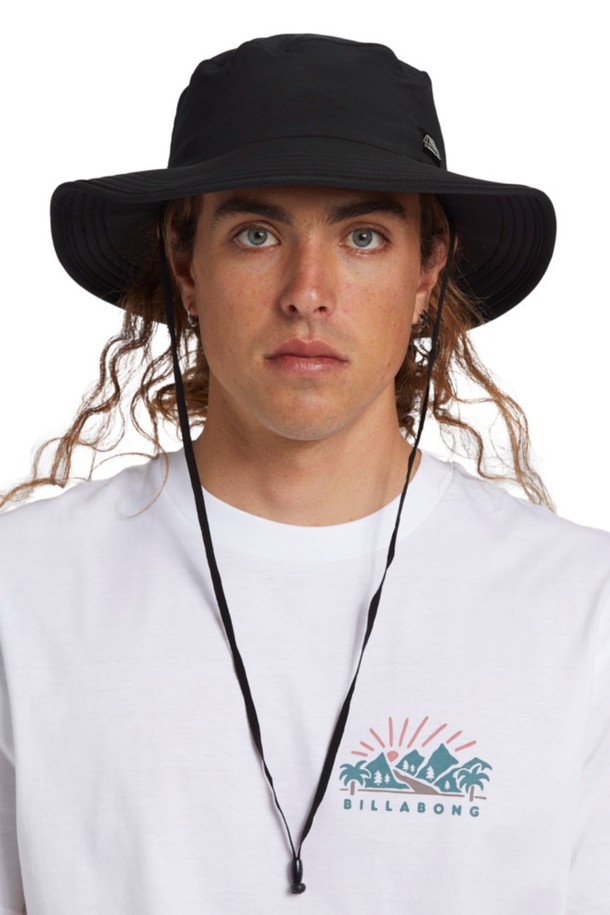 남성 블랙 ADIV 서프 사파리 햇 (AE13HT005BLK)은 여름, 봄 시즌에 어울리는 모자입니다. 넓은 챙과 턱 스트랩, 썬 쉴드 디자인이 특징이며, 자외선 차단 기능을 제공하여 서핑, 아웃도어 활동은 물론 일상에서도 활용할 수 있습니다. Adventure Division 라인으로 출시되었으며, 로고 라벨이 포인트로 디자인되었습니다. 캐주얼, 스포티, 미니멀 스타일을 연출하는 데 적합하며, 휴가룩, 여행룩, 여름 바캉스룩에 매치하기 좋습니다.
