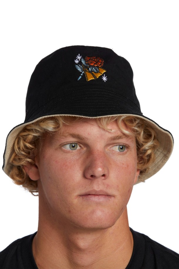 빌라봉 X DJ 자비에 버킷햇 (AE13HT173STN)은 남성용 버킷햇입니다. 면 소재로 제작되어 봄, 여름 계절에 착용하기 좋으며, 스톤 컬러에 그래픽 자수 디테일이 돋보입니다. 리버시블 디자인으로 다양한 스타일 연출이 가능하며, 캐주얼, 미니멀, 스트리트 스타일을 즐기는 분들께 추천합니다. 동네 마실룩, 여행룩, 휴가룩 등 TPO에 맞춰 활용해보세요.
