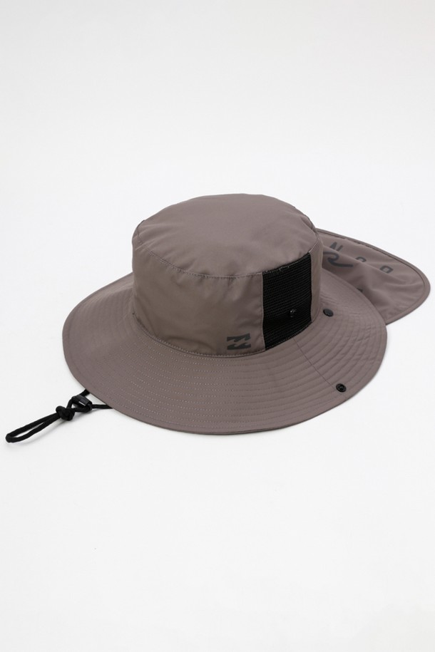 여성 그레이 조절 사파리 햇 (WE13HT286GRY)은 여름철 자외선으로부터 피부를 보호해주는 실용적인 모자입니다. 8cm의 챙 넓이로 햇빛을 효과적으로 가려주며, 8.5cm 깊이로 편안한 착용감을 제공합니다. 빌라봉 (Billabong) 스몰 로고와 턱 스트랩 디테일이 돋보이며, 턱끈으로 사이즈 조절이 가능하여 활동적인 날에도 안정감을 줍니다. 서핑이나 일상, 휴가 및 리조트룩에 활용하기 좋은 캐주얼하고 미니멀한 스타일의 사파리 햇입니다. 썬 실드 기능으로 자외선 차단 효과를 더했습니다.
