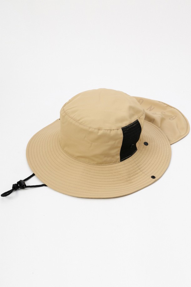 여성 베이지 조절 사파리 햇(WE13HT286BEG)은 아웃도어 활동과 일상에서 모두 활용하기 좋은 모자입니다. 봄, 여름 시즌에 적합하며, 8cm의 챙과 8.5cm의 모자 깊이로 햇빛을 효과적으로 가려줍니다. 턱 스트랩이 있어 활동적인 날에도 모자가 쉽게 벗겨지지 않도록 도와주며, 빌라봉 스몰 로고가 디자인의 포인트를 더합니다. 자외선 차단 기능으로 피부를 보호하고, 사이즈 조절이 가능하여 편안한 착용감을 선사합니다. 여행, 휴가, 산책 등 다양한 TPO(Time, Place, Occasion)에 캐주얼, 미니멀, 리조트 스타일로 연출할 수 있습니다.
